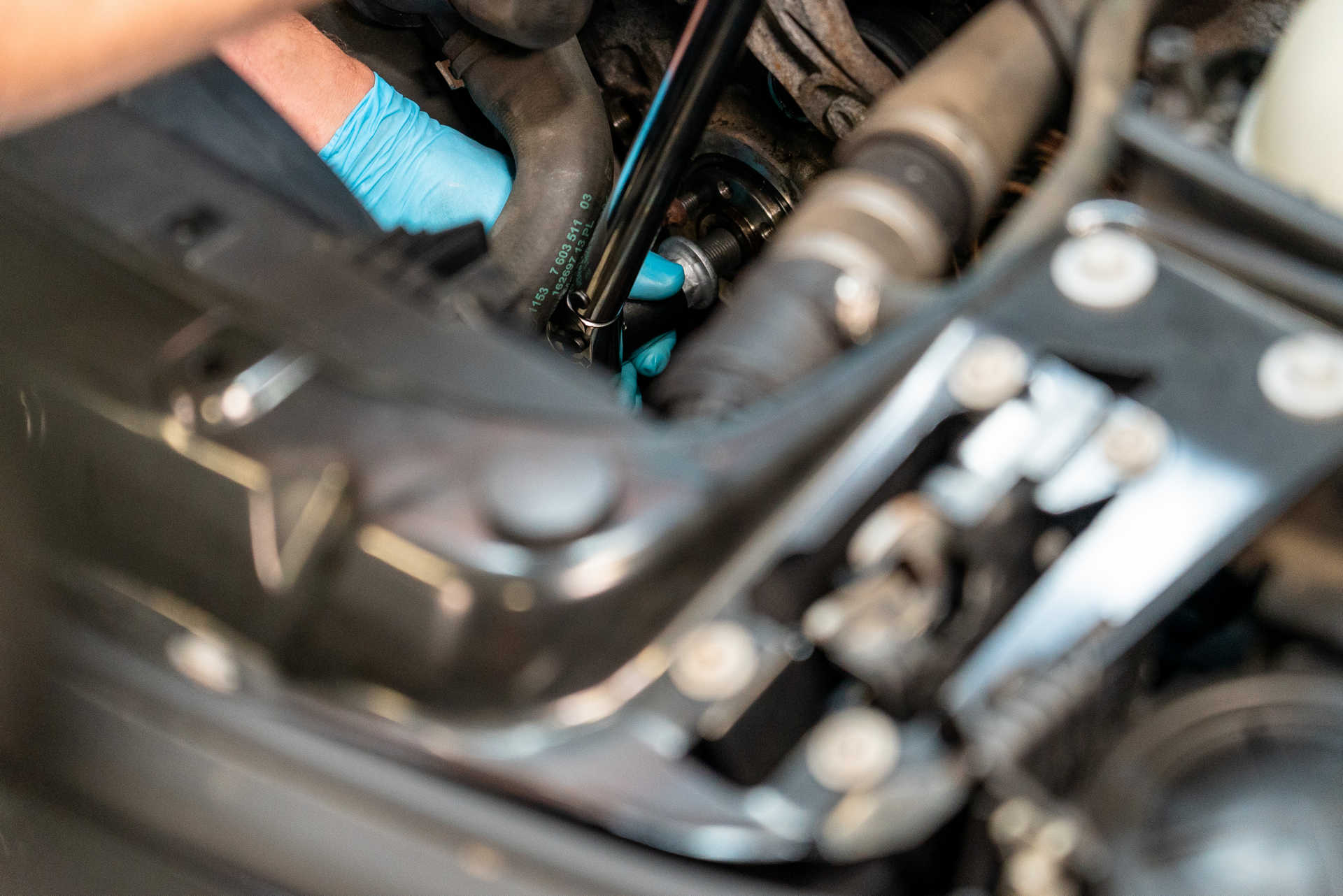 DIY BMW N20 Timing Chain torquing the crankshaft bolt