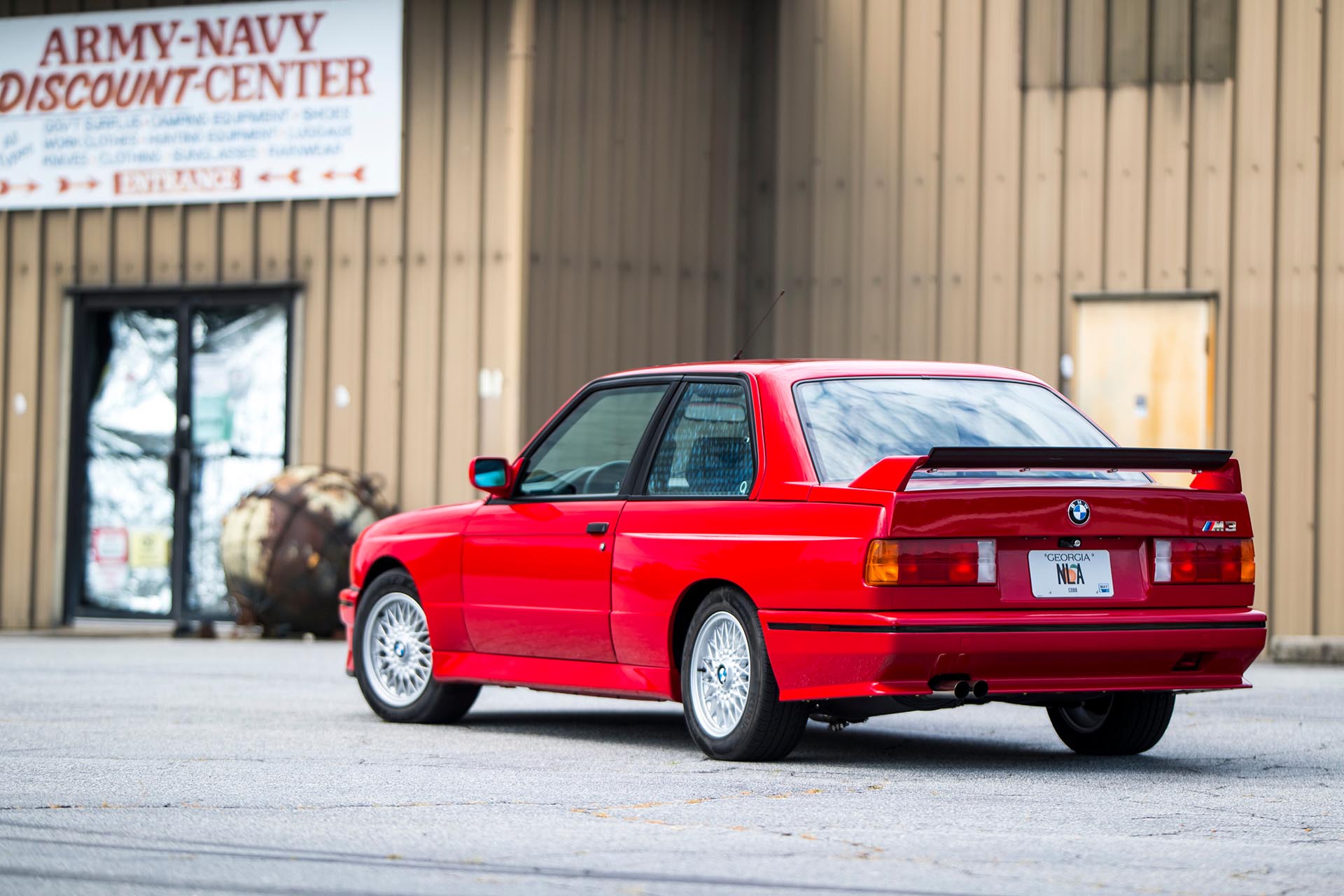 30_BMW E30 M3 zinnoberrot rear