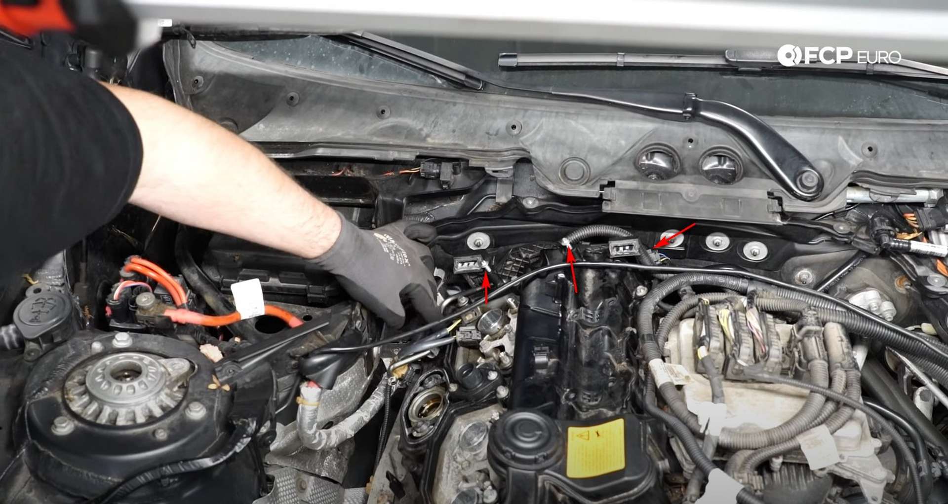 31-DIY-BMW-F30-Valve-Cover-Replacement_Refitting_Cam_Adjuster_And_Vacuum_Pump
