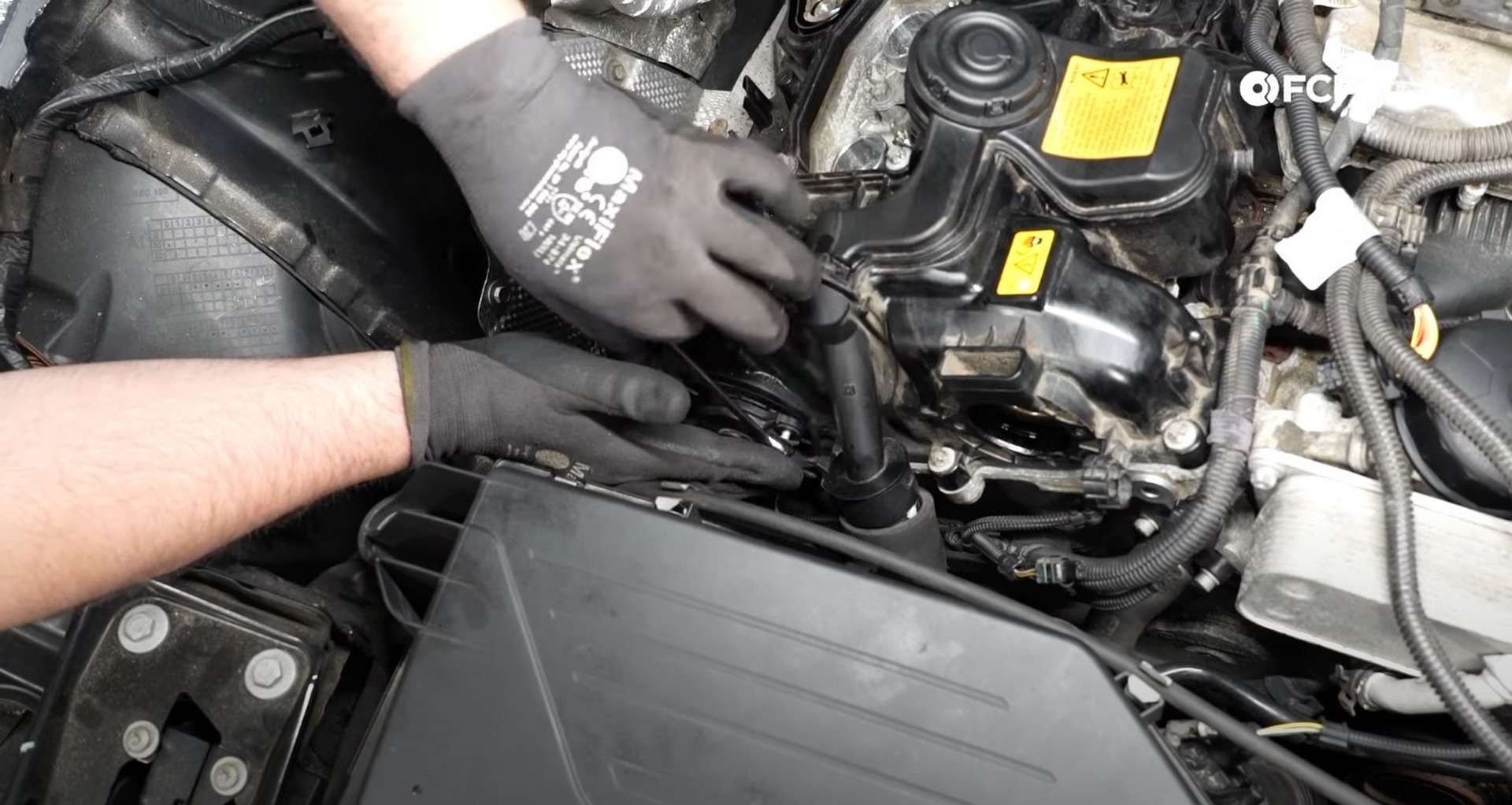 29-DIY-BMW-F30-Valve-Cover-Replacement_Refitting_Cam_Adjuster_And_Vacuum_Pump