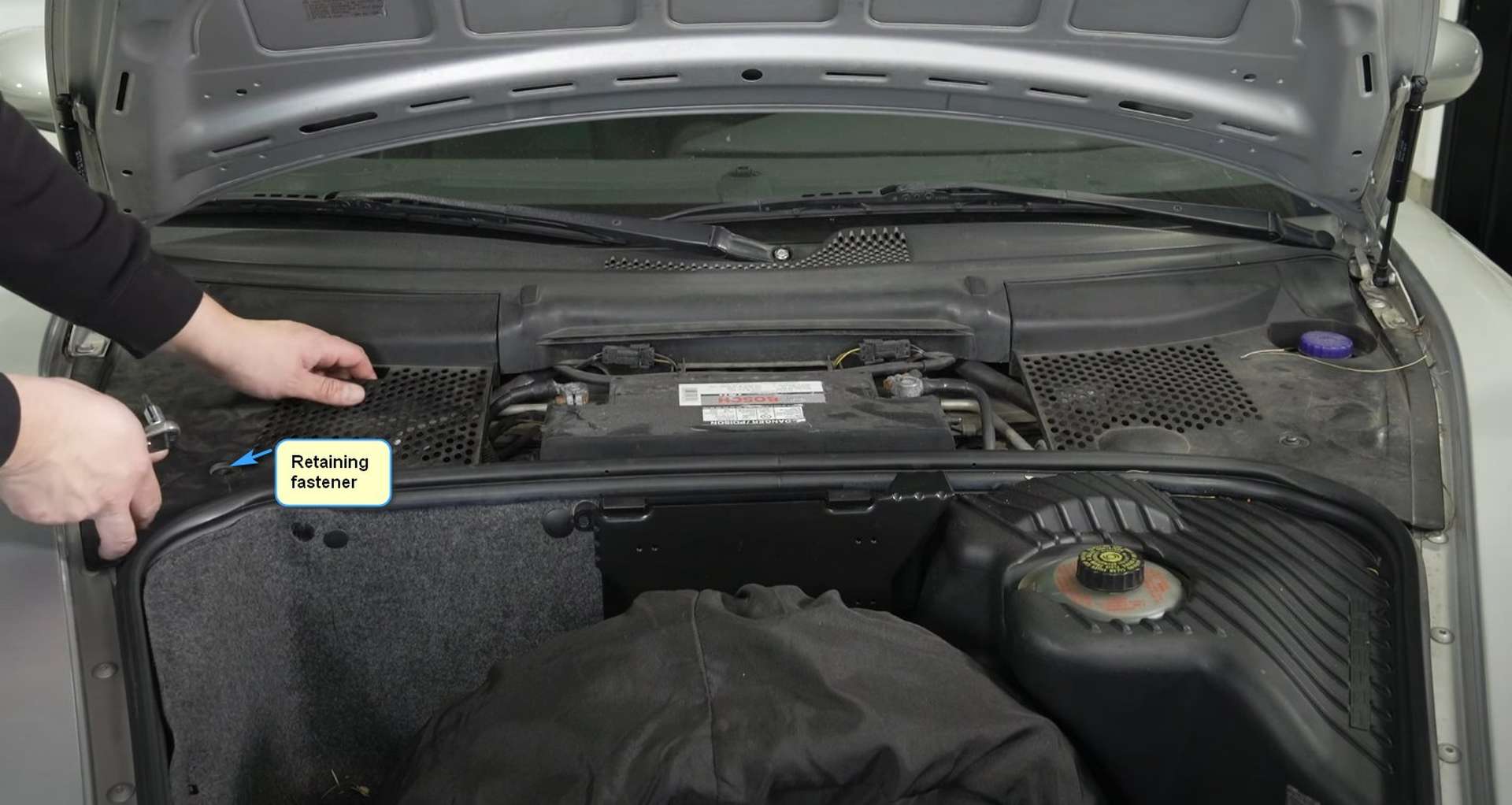 04-DIY-Porsche-996-Cabin-Filter_Accesssing-Filter