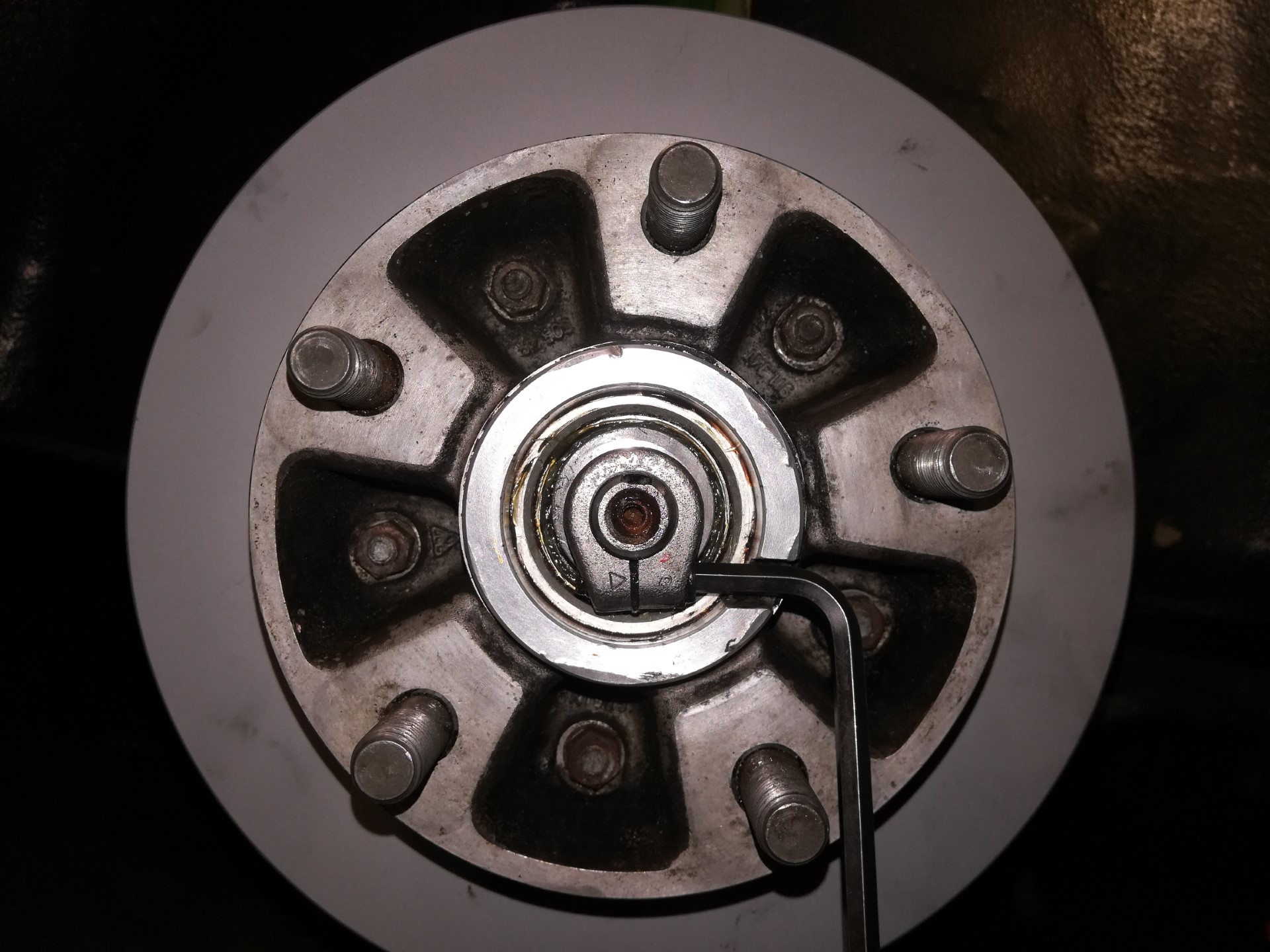 Air-cooled Porsche 911 front wheel hub assembly