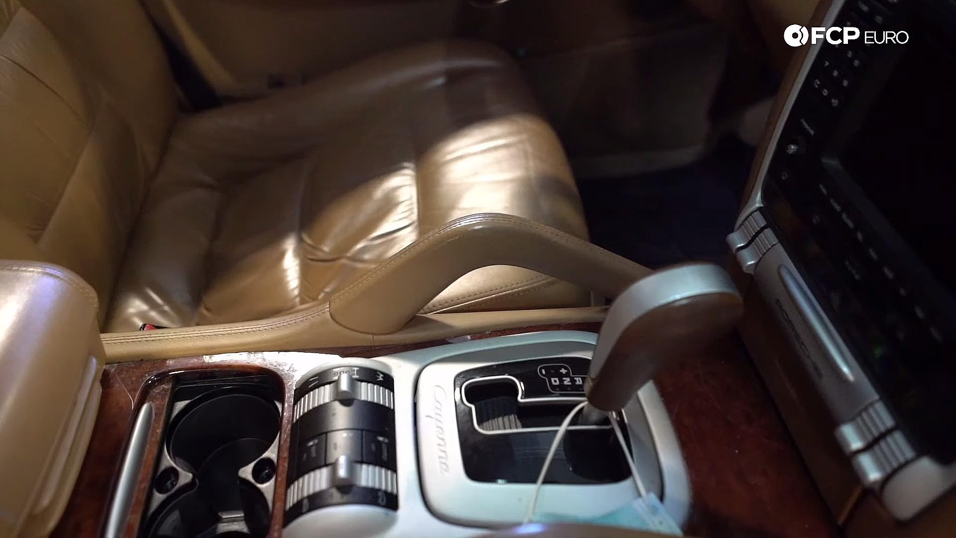 07_Porsche 955 Cayenne Turbo tan with wood trim worn