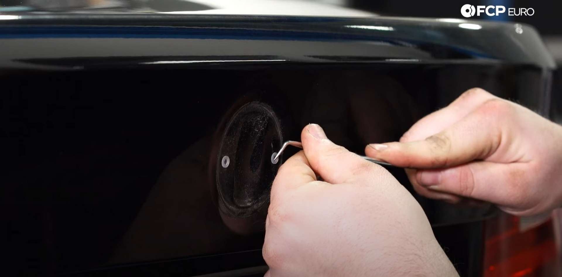 07-DIY-BMW-Roundel-Replacement_Traditional-Roundel