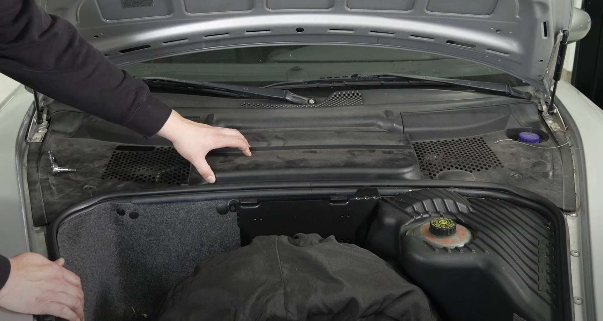 01-DIY-Porsche-996-Cabin-Filter_Accesssing-Filter