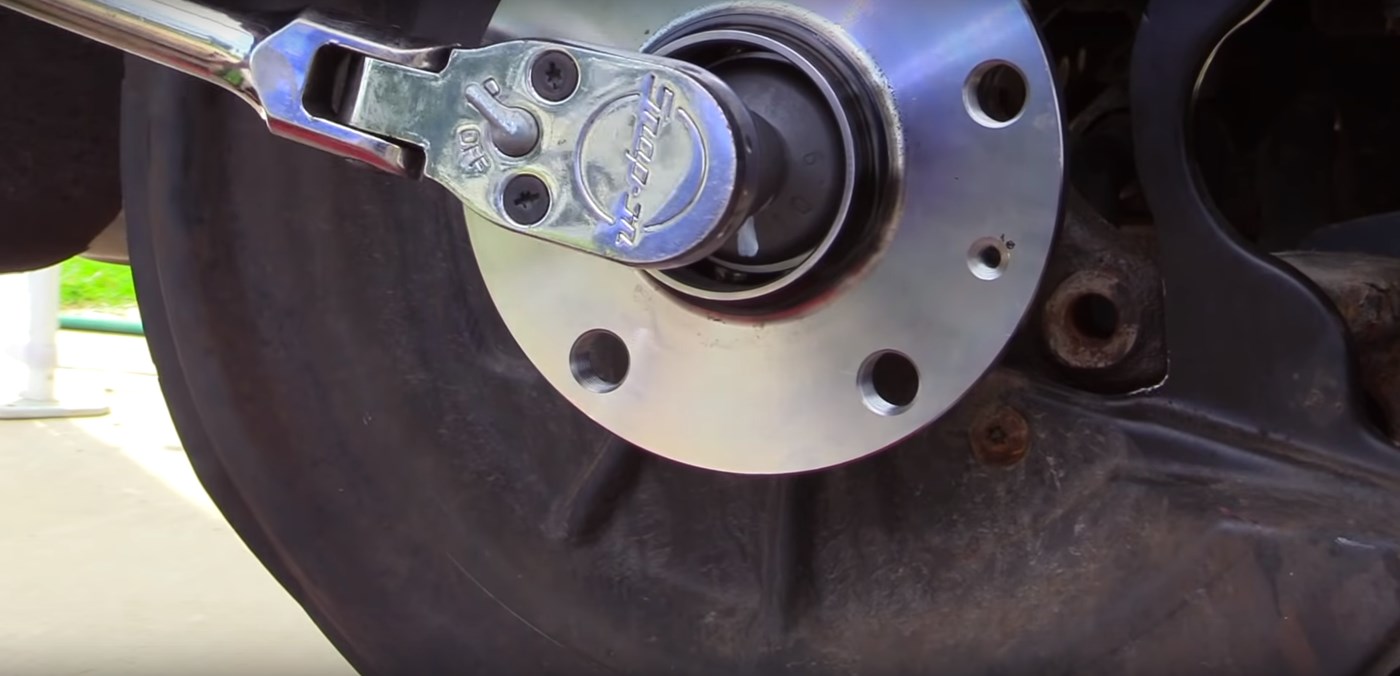 Rear Wheel Hub Tighten 2