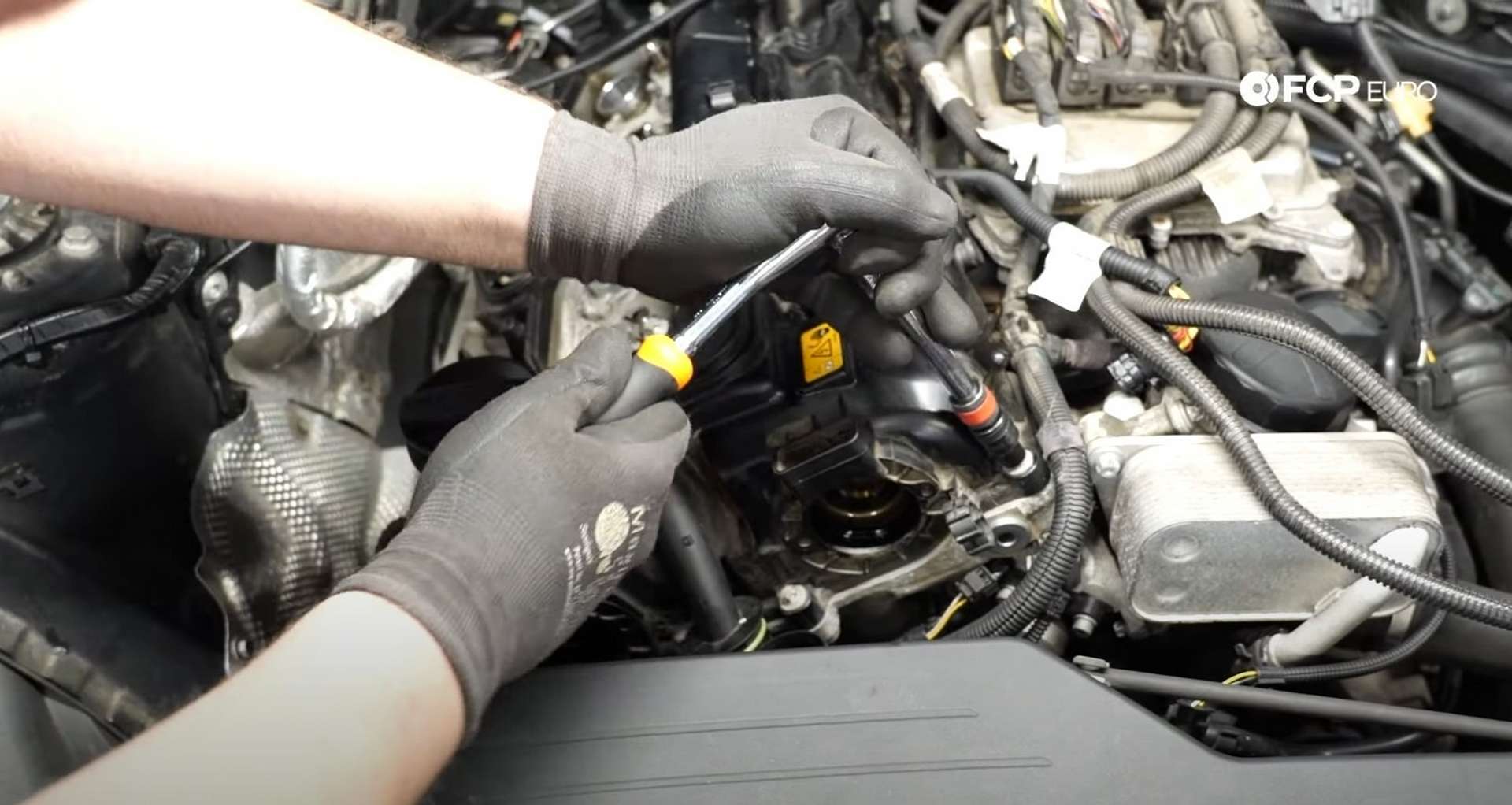 21-DIY-BMW-F30-Valve-Cover-Replacement_Replacing-Valve-Cover