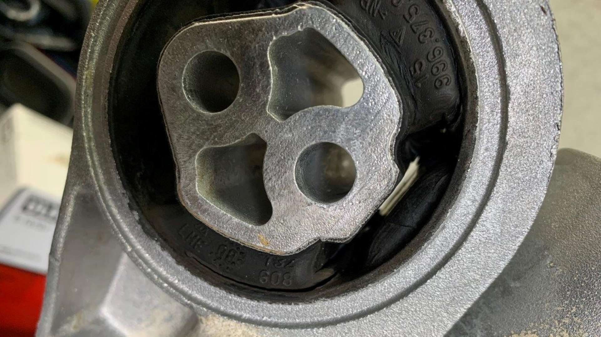 Porsche 996 G96.00 bad trans mount 