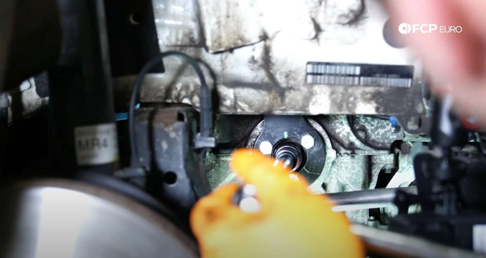 DIY MINI R56 Timing Chain Replacement torquing the crankshaft bolt