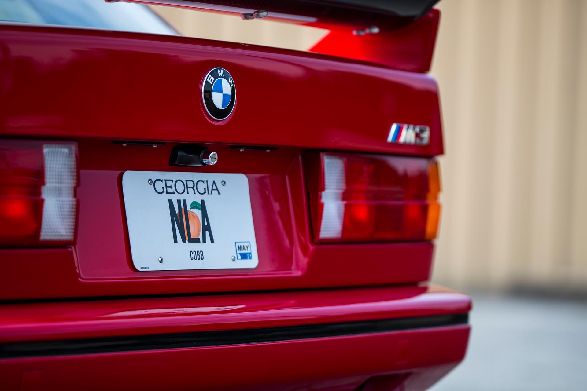 19_BMW E30 M3 zinnoberrot NLA vanity tag detail