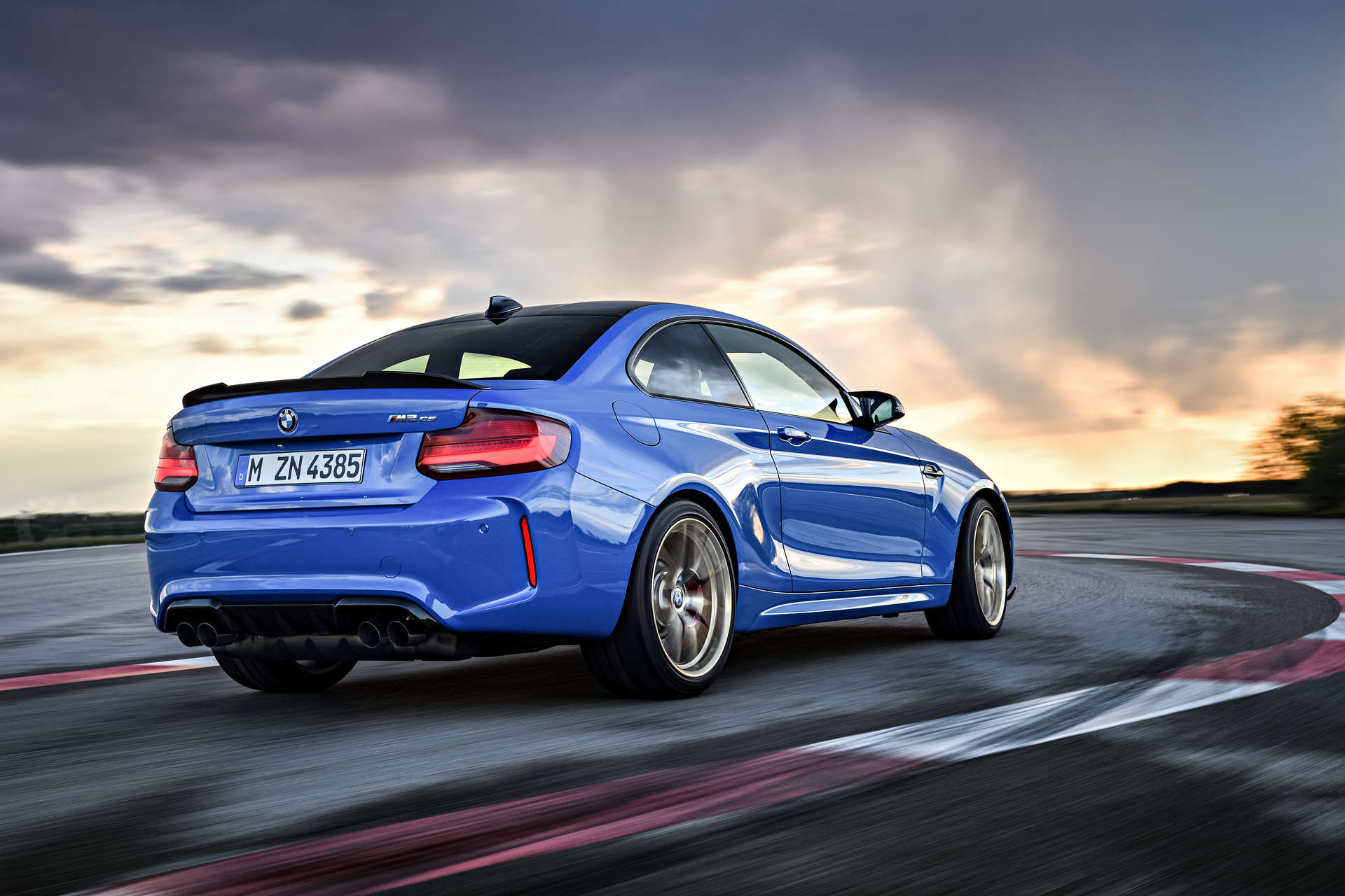 bmw-m2-cs-exterior-2