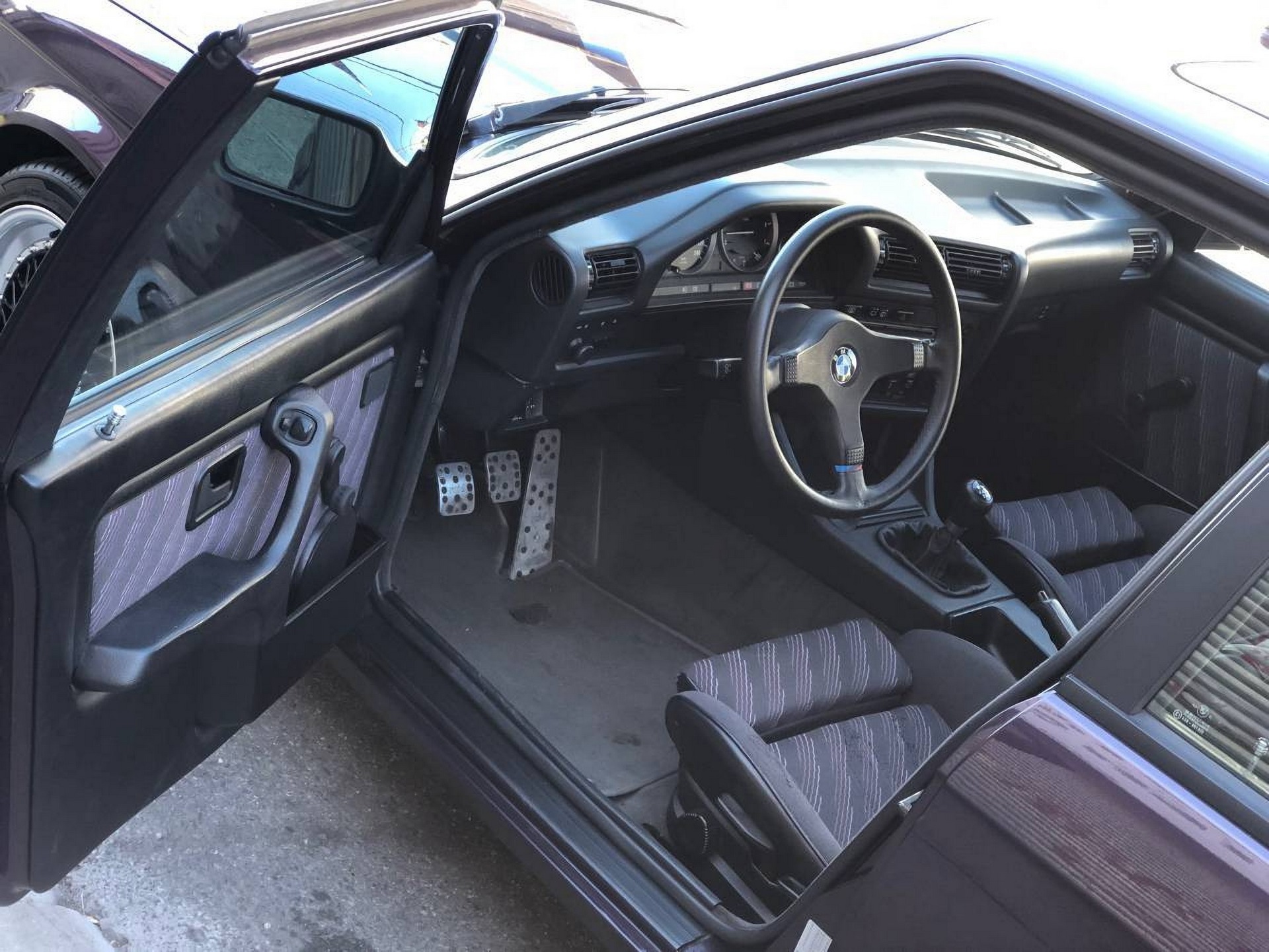 BMW E30 Touring Daytona Violet Interior