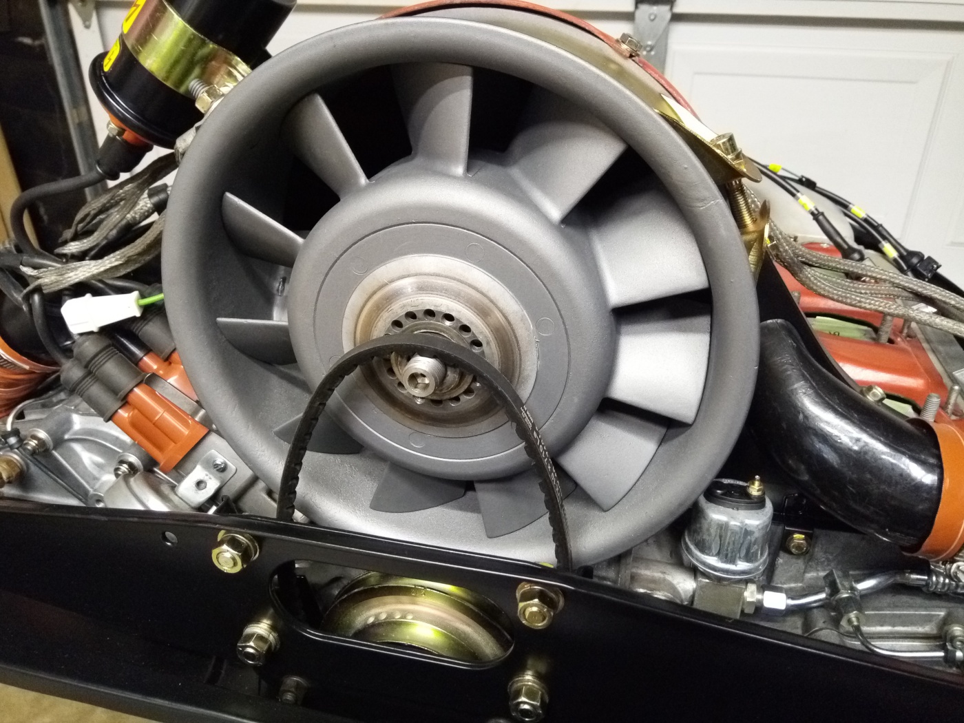 Air-cooled Porsche 911 fan belt loosened
