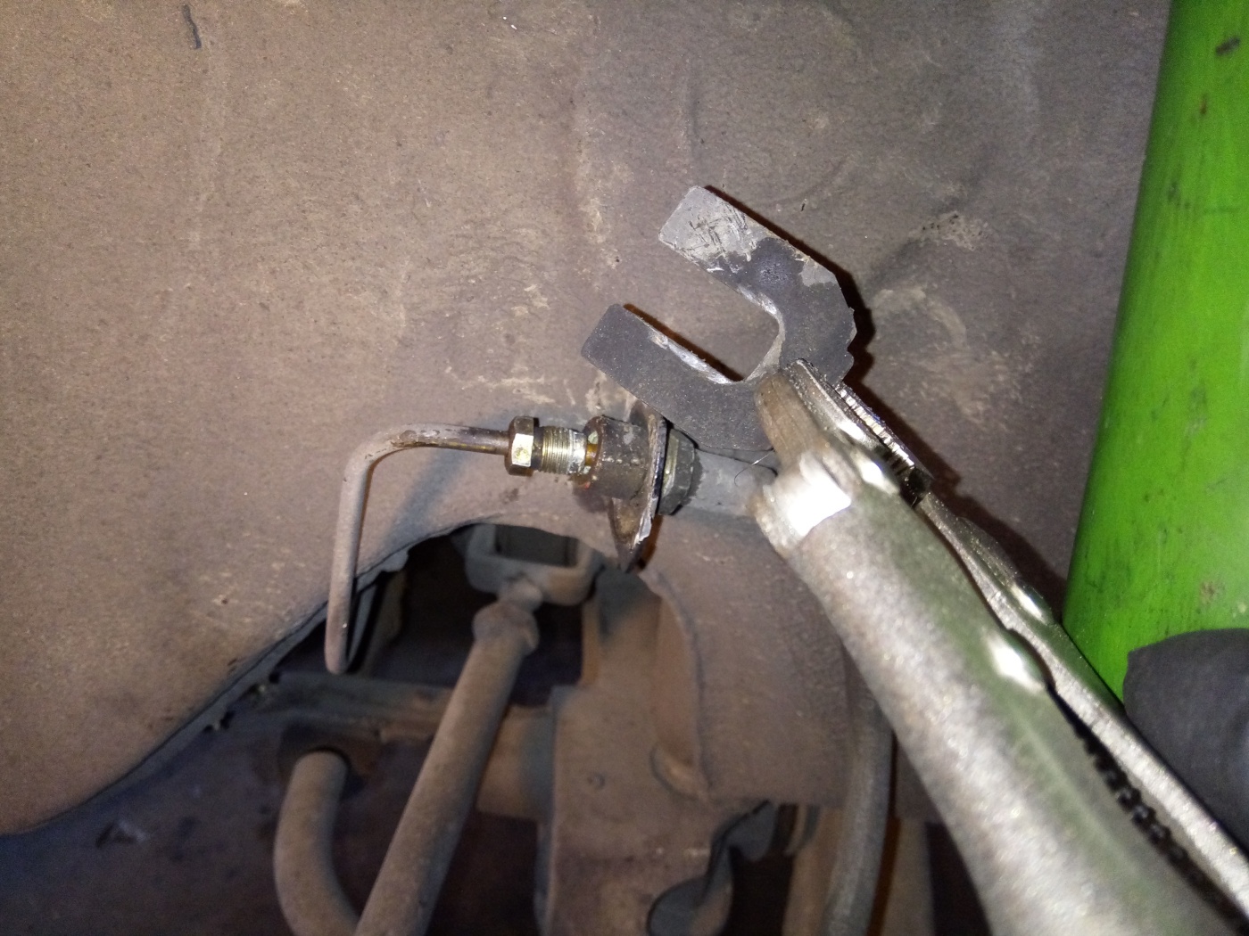 Air-cooled Porsche 911 front brake line spring clip