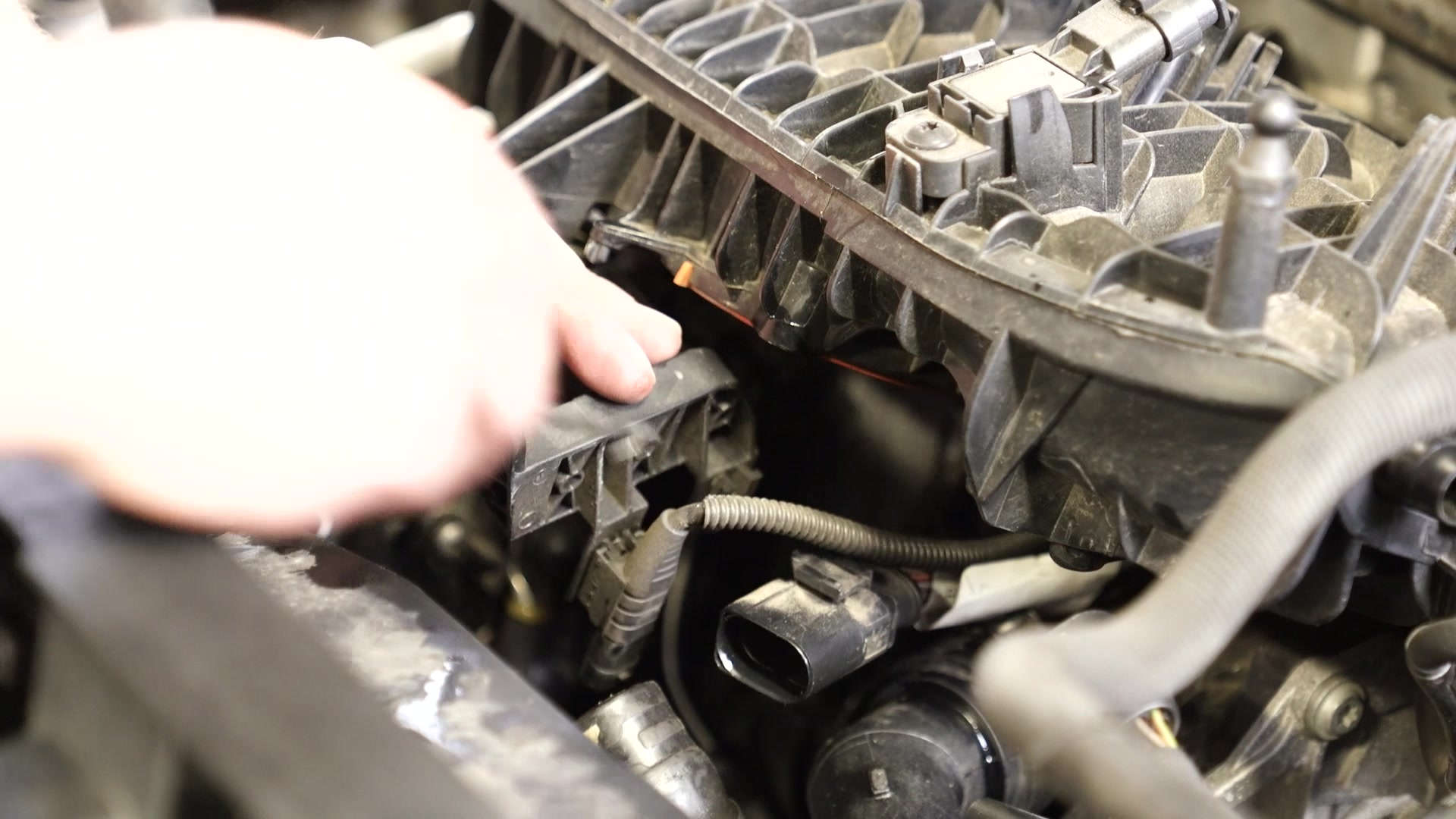 29-vw-mk7-manifold-removal-wiring-clip