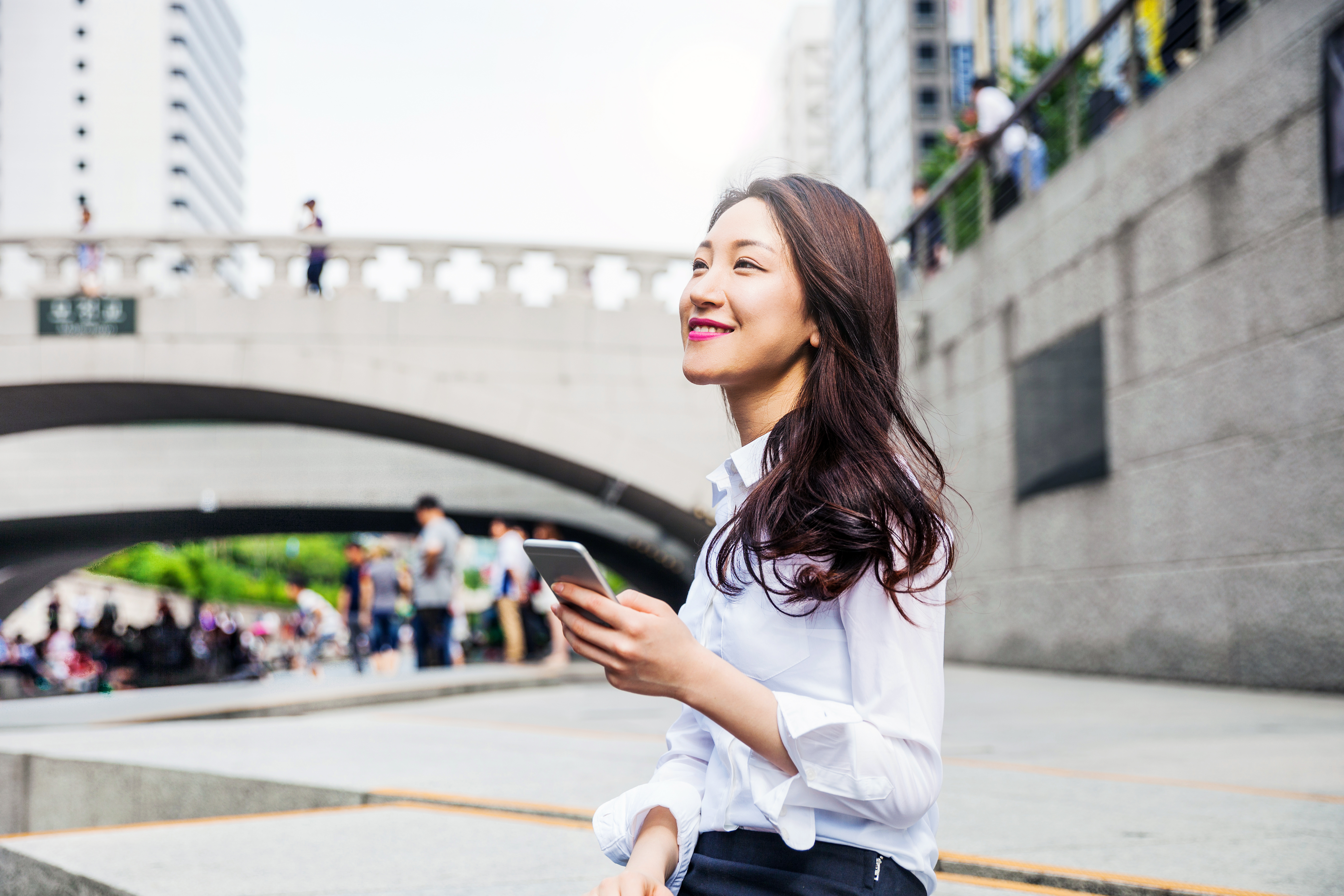 woman learning about why she should learn a language with berlitz