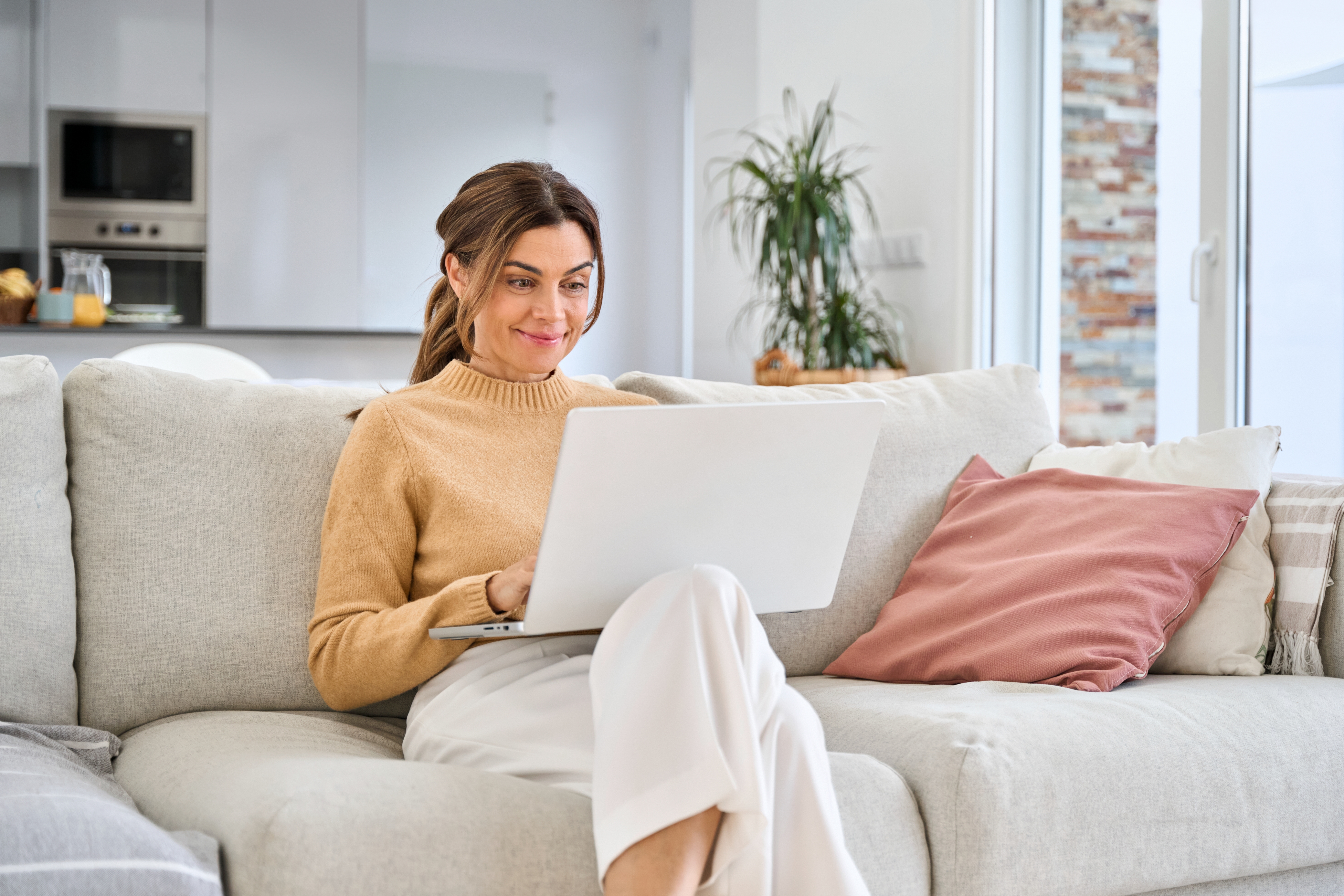 Woman with a laptop attending an online Spanish course with Berlitz Winnipeg from her home 