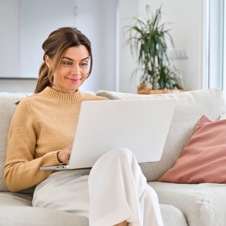 Woman with a laptop attending an online Spanish course with Berlitz Winnipeg from her home
