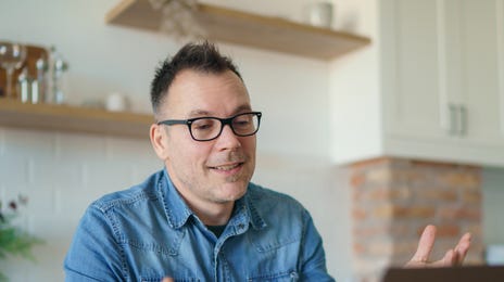 Men learning German online