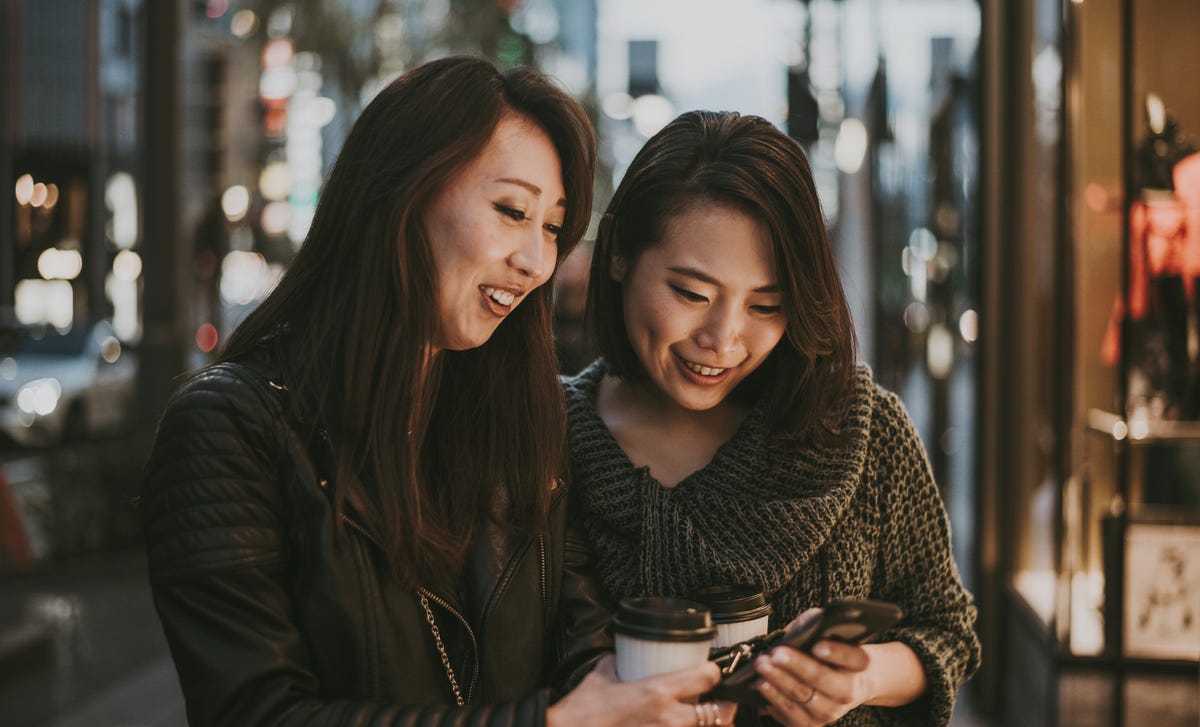 women learning arabic online from their phone
