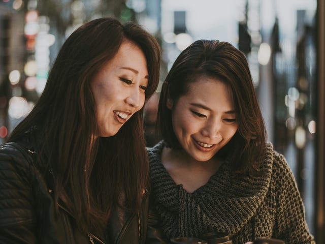 women learning arabic online from their phone