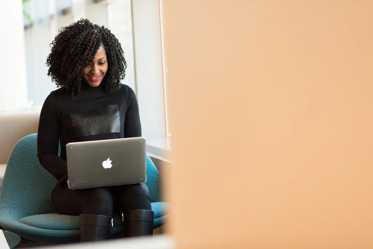 Woman_manager_managing_a_virtual_team_online.webp