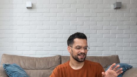 Man talking to his instructor during a private coaching session included in Berlitz Flex