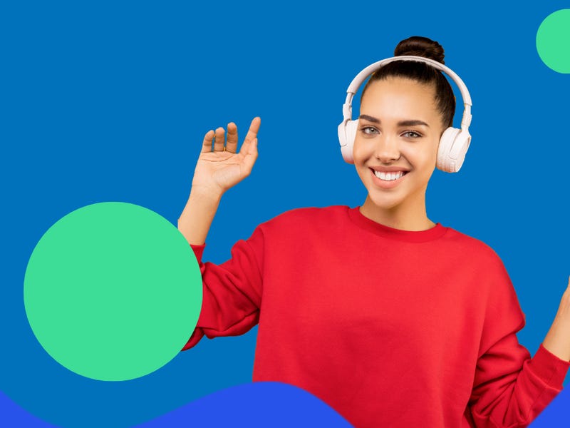 Woman with headphones listening to Berlitz's video about connecting words
