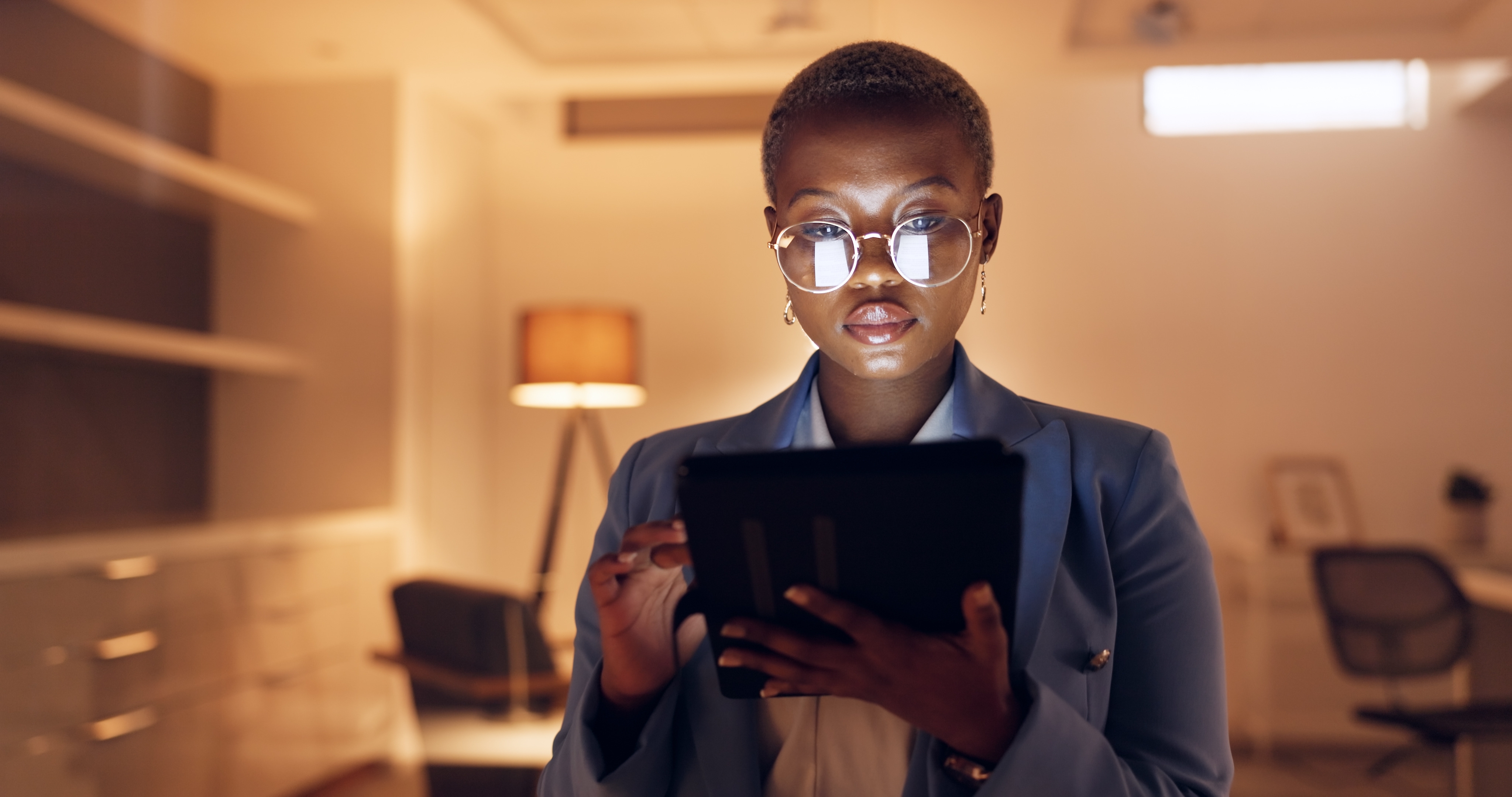 Woman holding a tablet and logging in to her online English class with Berlitz Edmonton