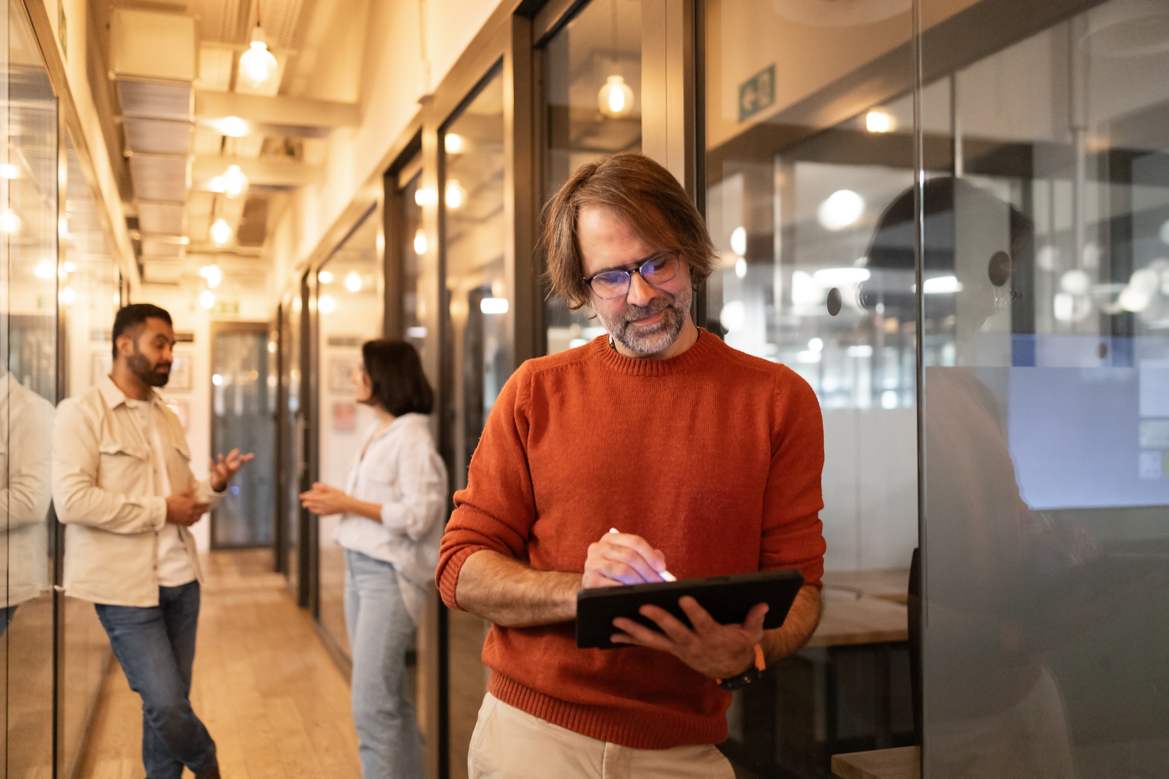 Man in the office using the Cultural Navigator on his tablet