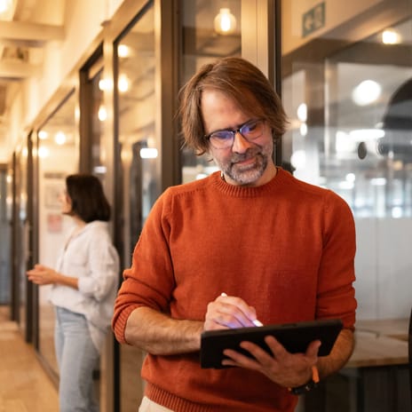 Man in the office using the Cultural Navigator on his tablet