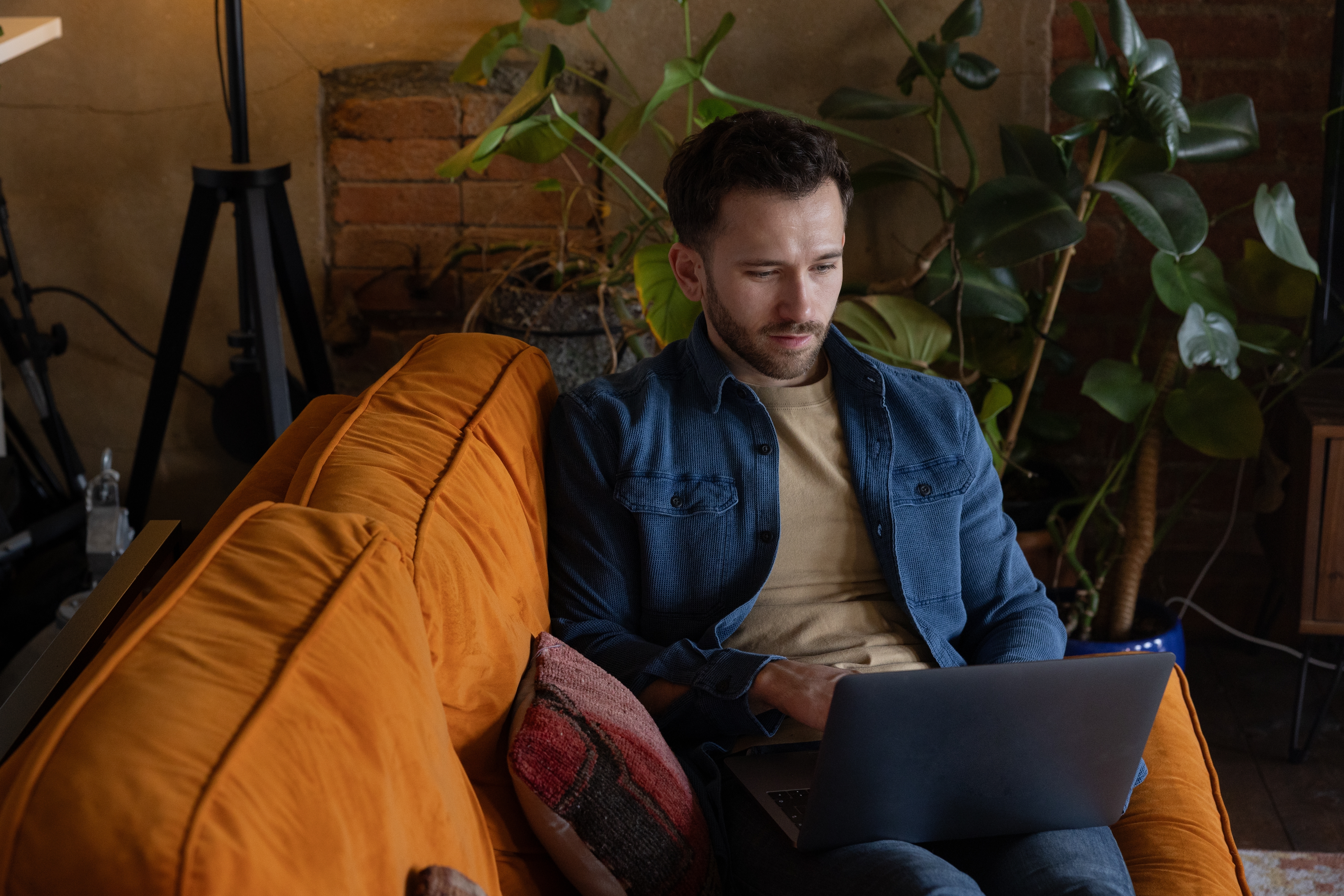 Man on the couch trying out Berlitz Flex and learning a new language from the comfort of his own home
