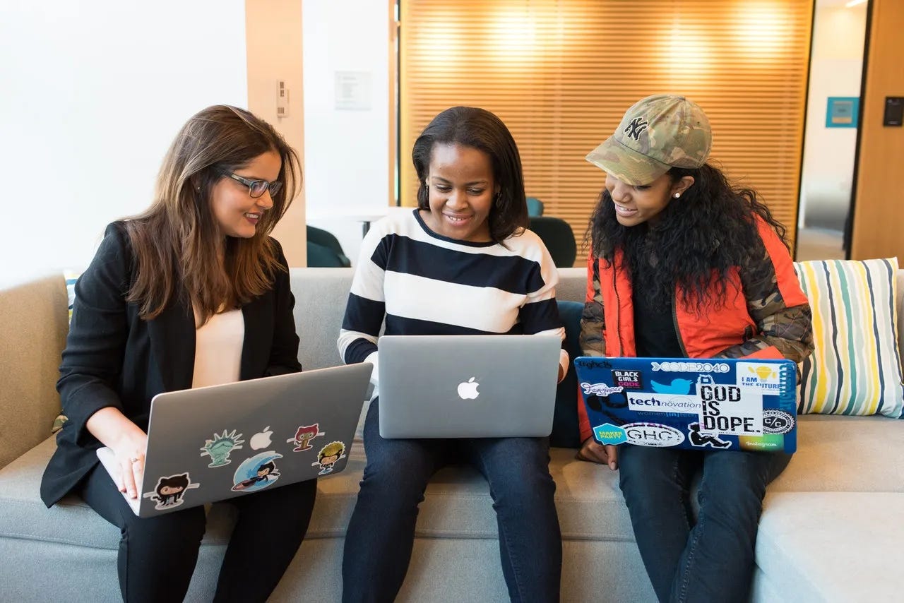 Friends_learning_a_new_language_together_in_a_group.webp