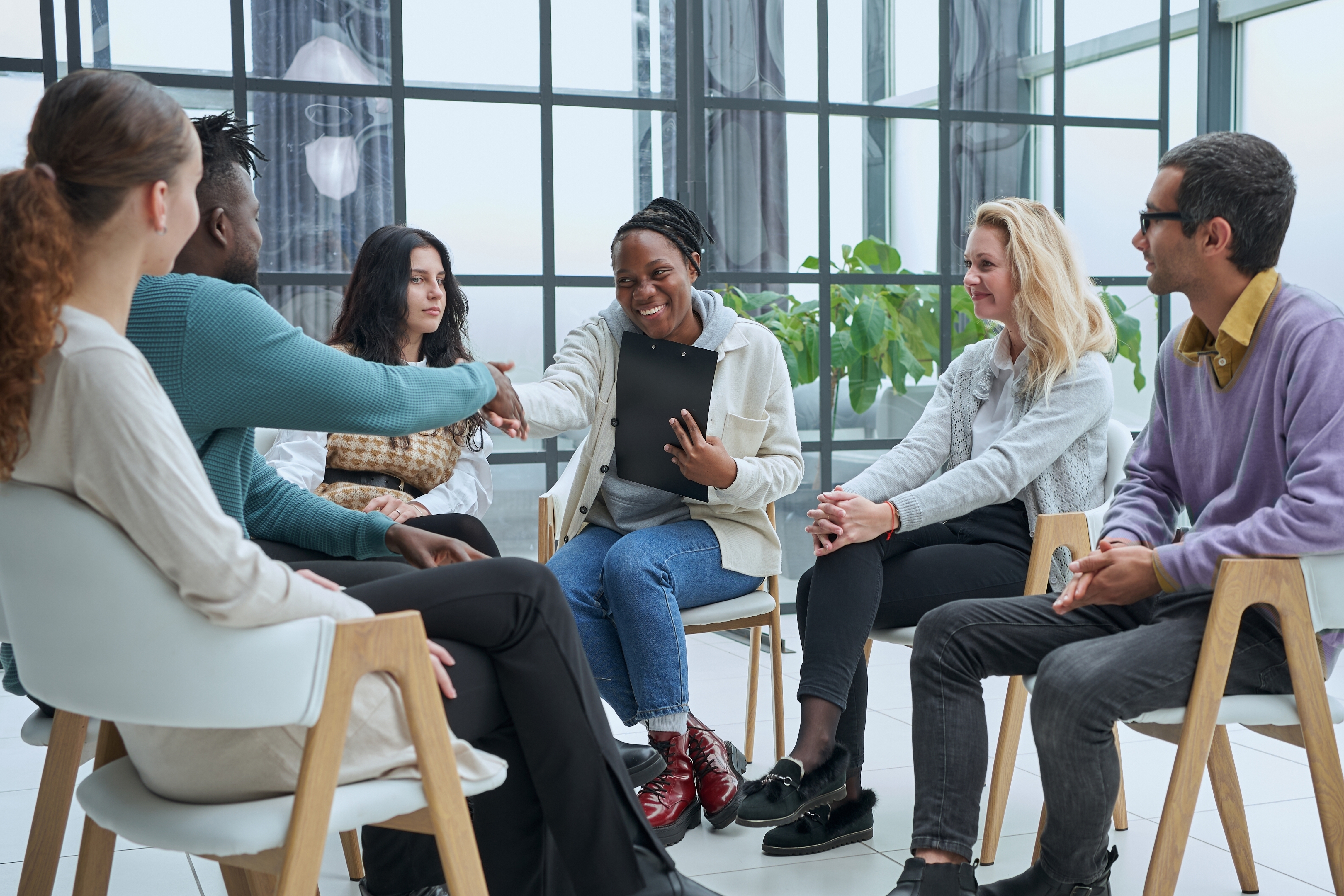 Two people in a cultural training with Berlitz Canada shaking hands when meeting each other