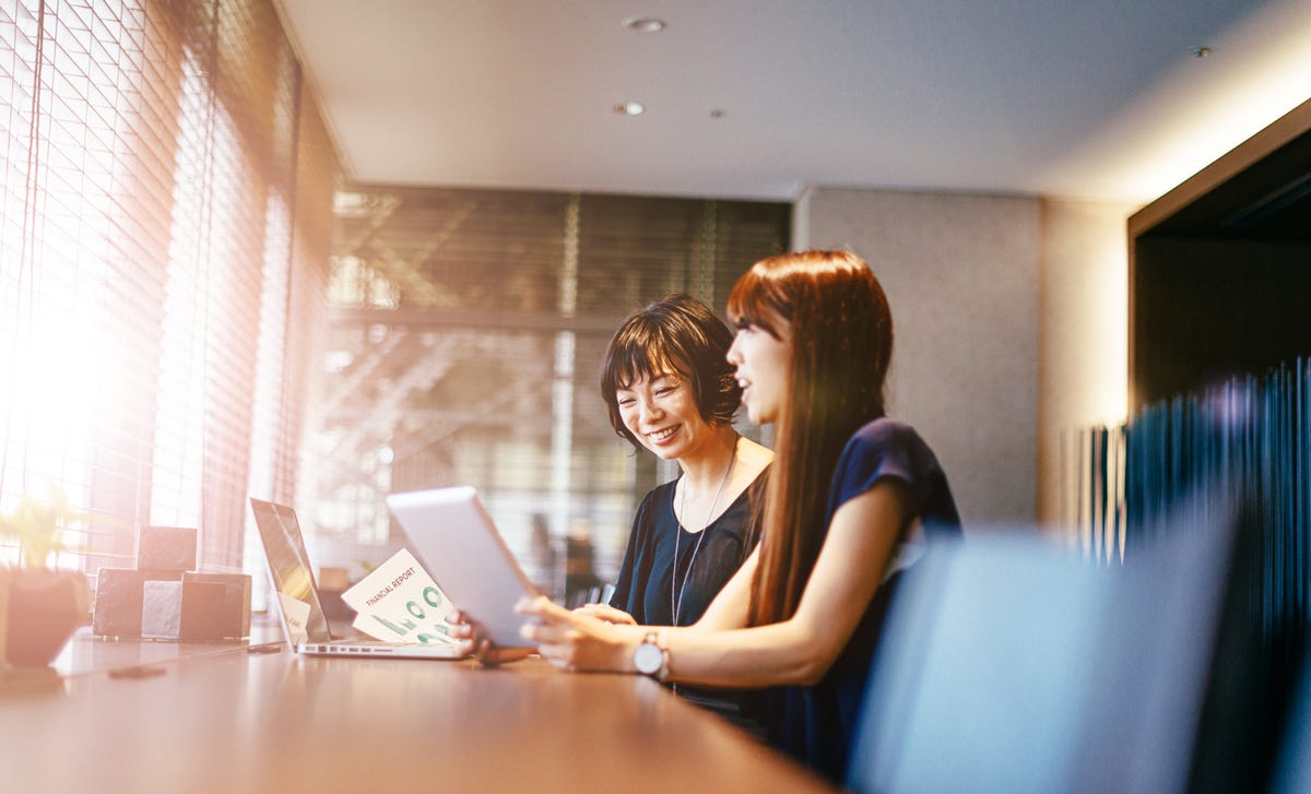 women studying together for an intensive french language class