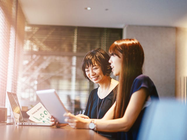 women studying together for an intensive french language class