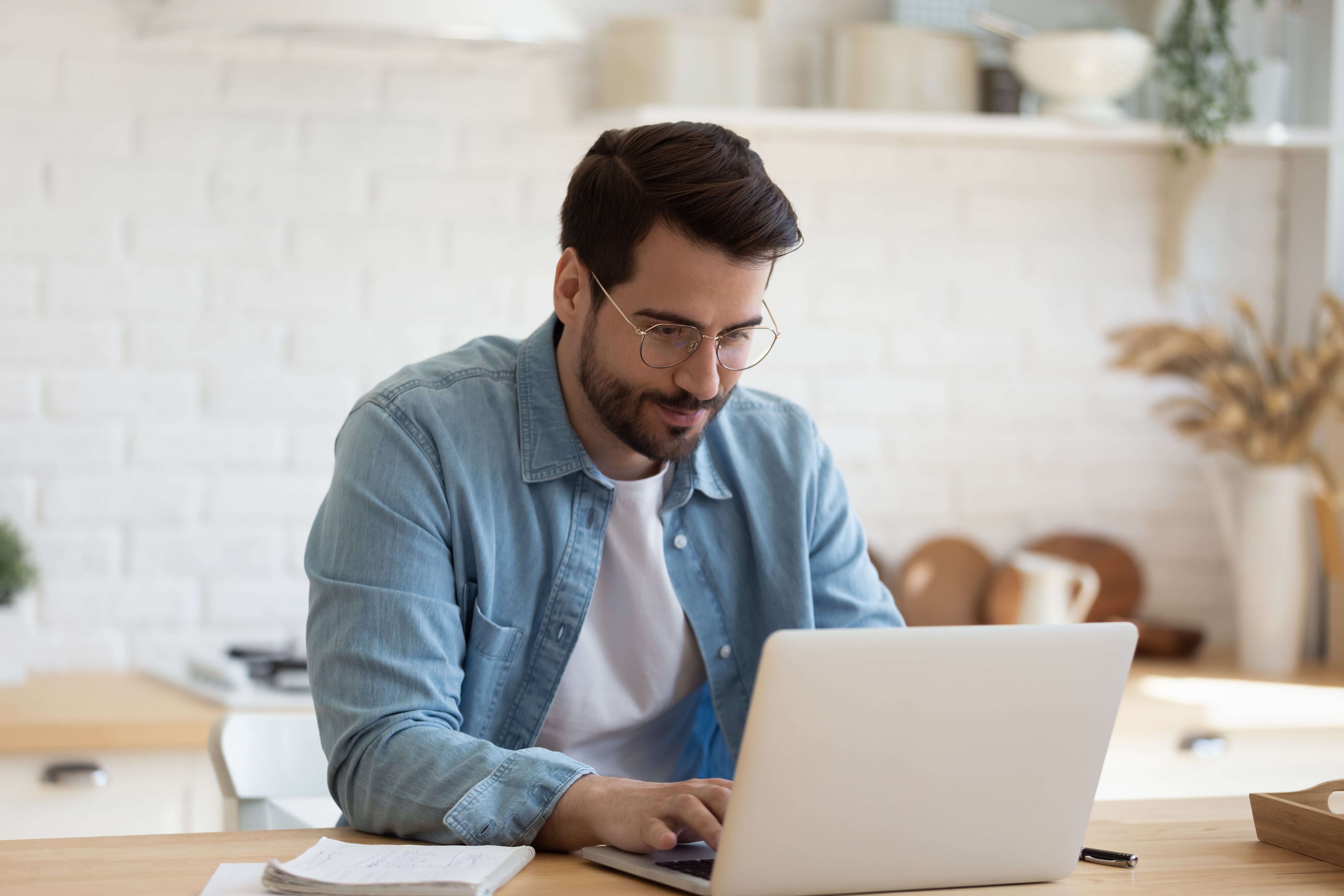 Man in glasses learning German on his computer with Berlitz Flex