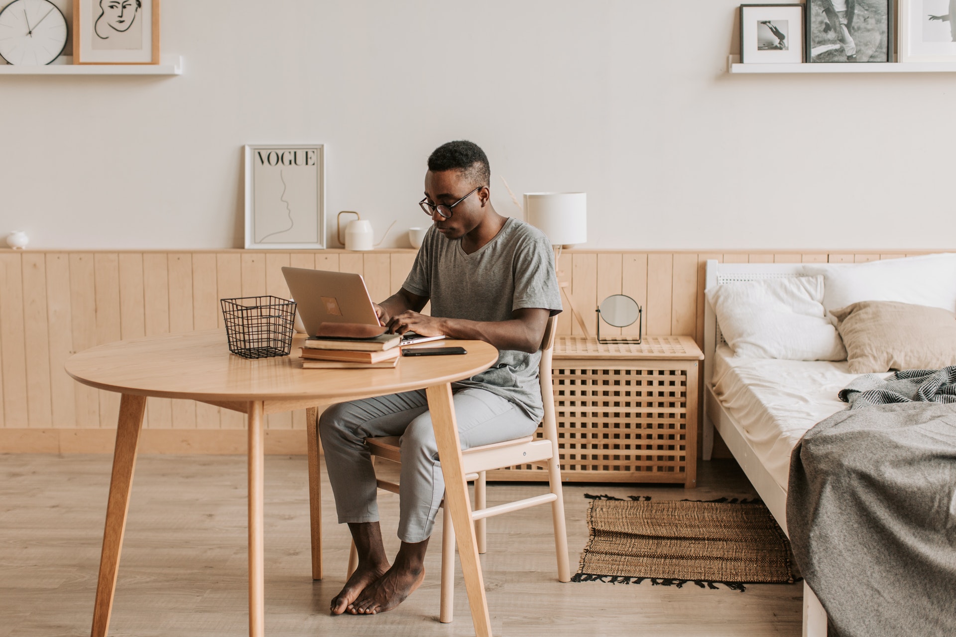 Why live online english classes work better than pre-recorded lessons