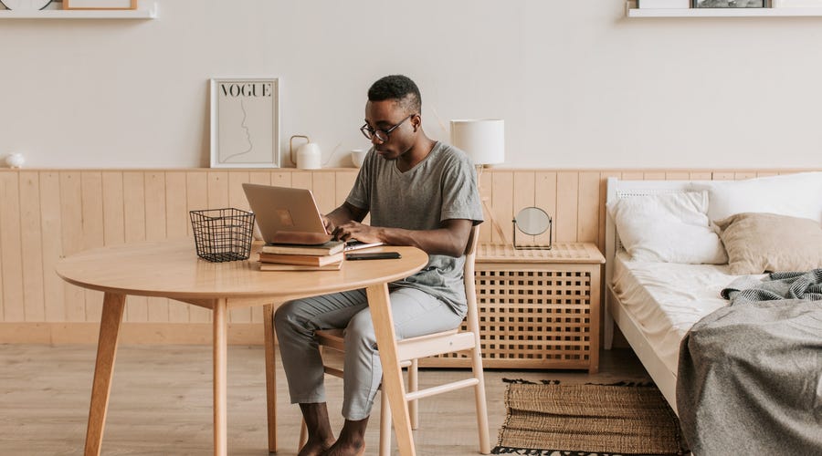 Why live online english classes work better than pre-recorded lessons