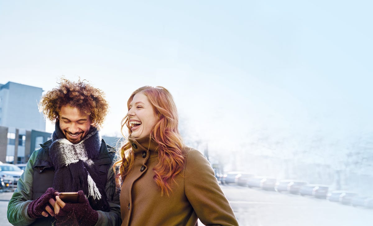 couple speaking in french during their french classes in ottawa