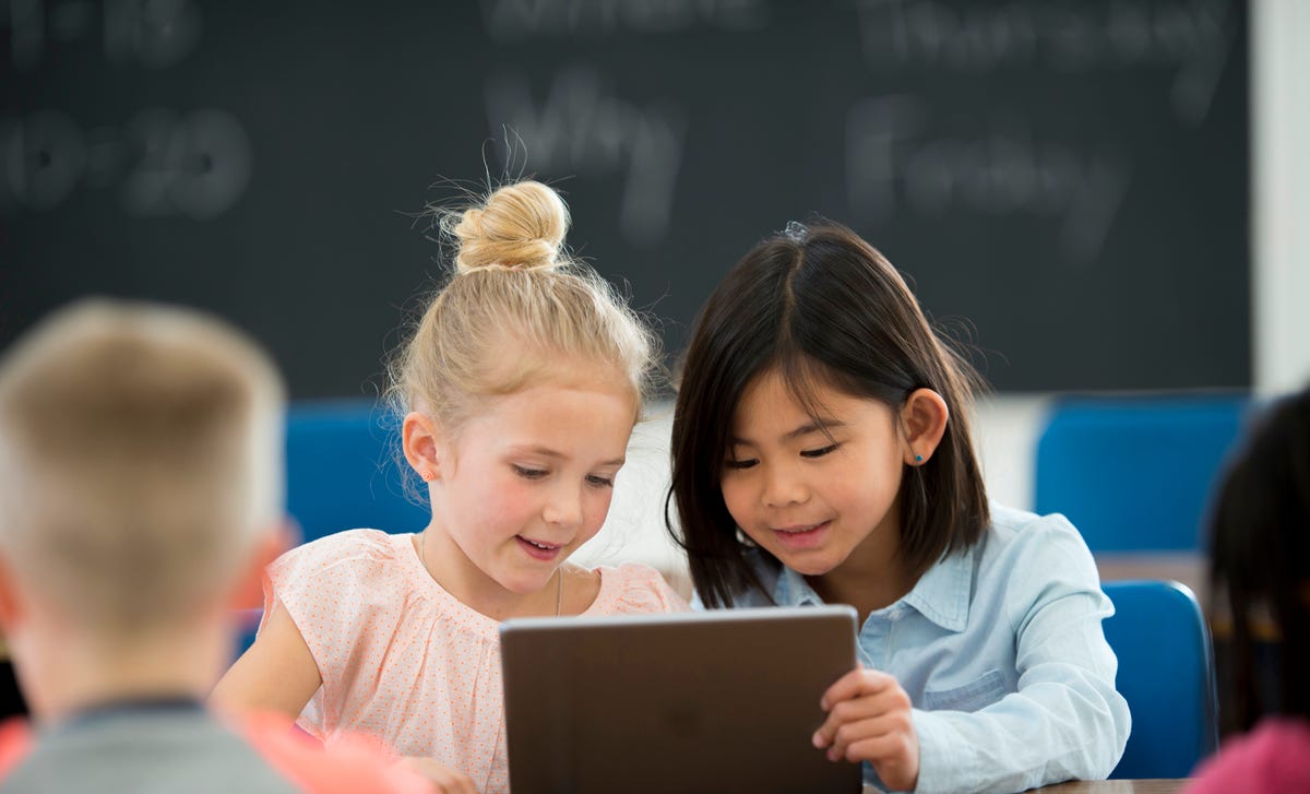 Kids learning mandarin online on a tablet