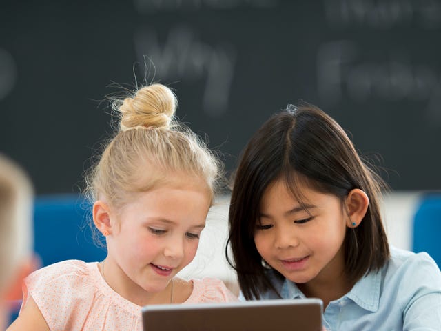 Kids learning mandarin online on a tablet
