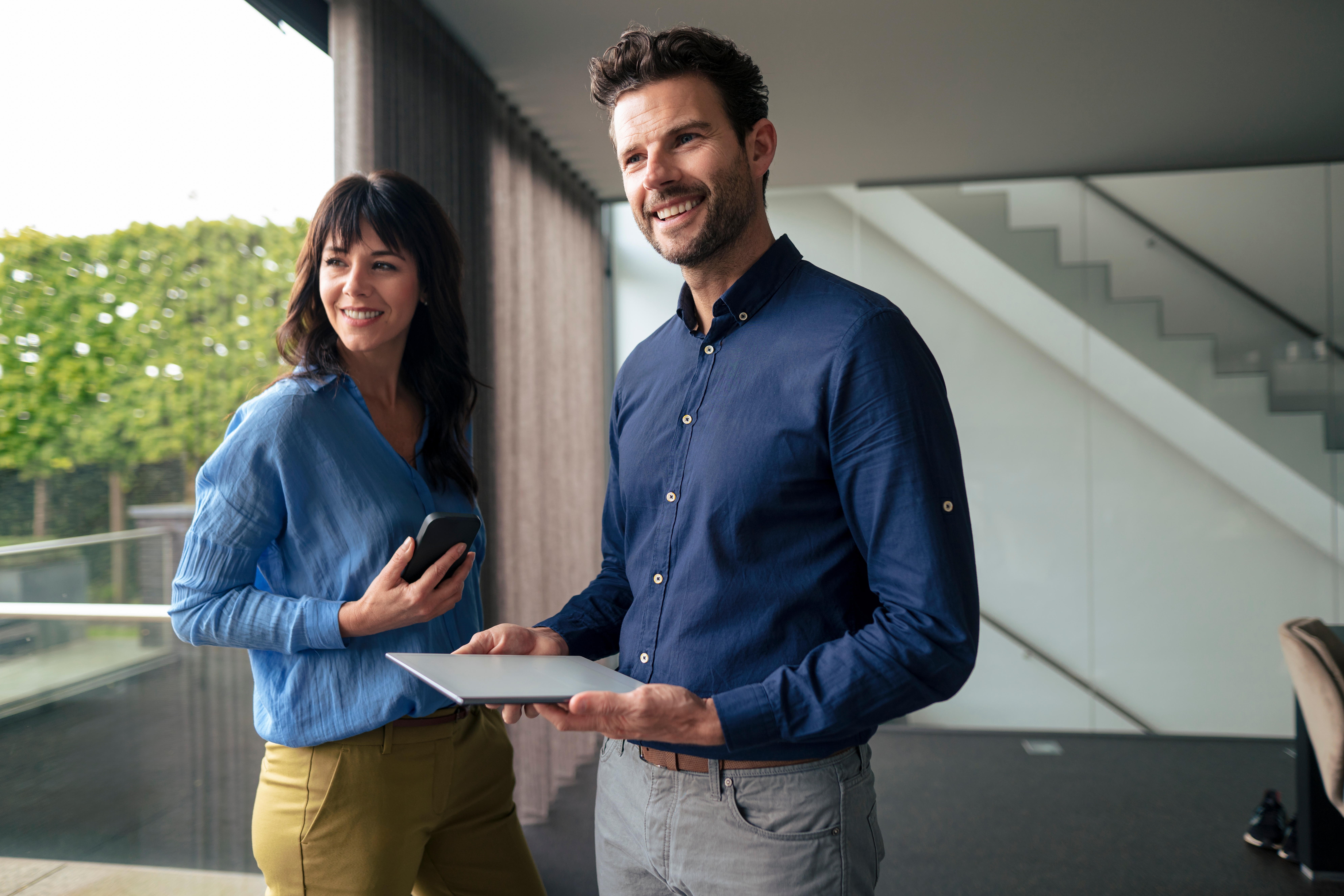 HR Director holding a tablet and talking to an employee after his Leadership Communication Training with Berlitz Canada