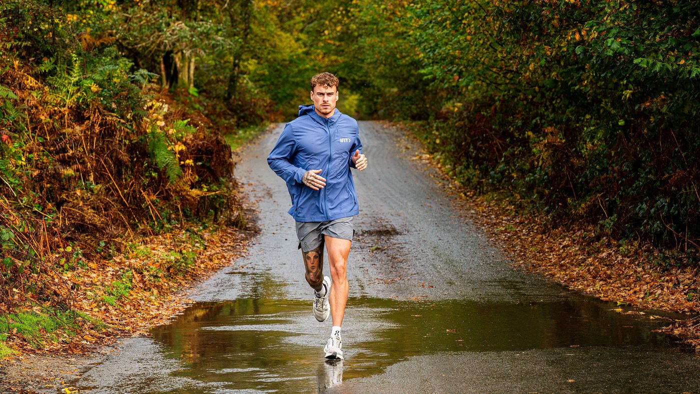 iFIT trainer Kori Sampson guiding runners through a speed workout in the UK Progressive Speed series designed to improve running pace and endurance.