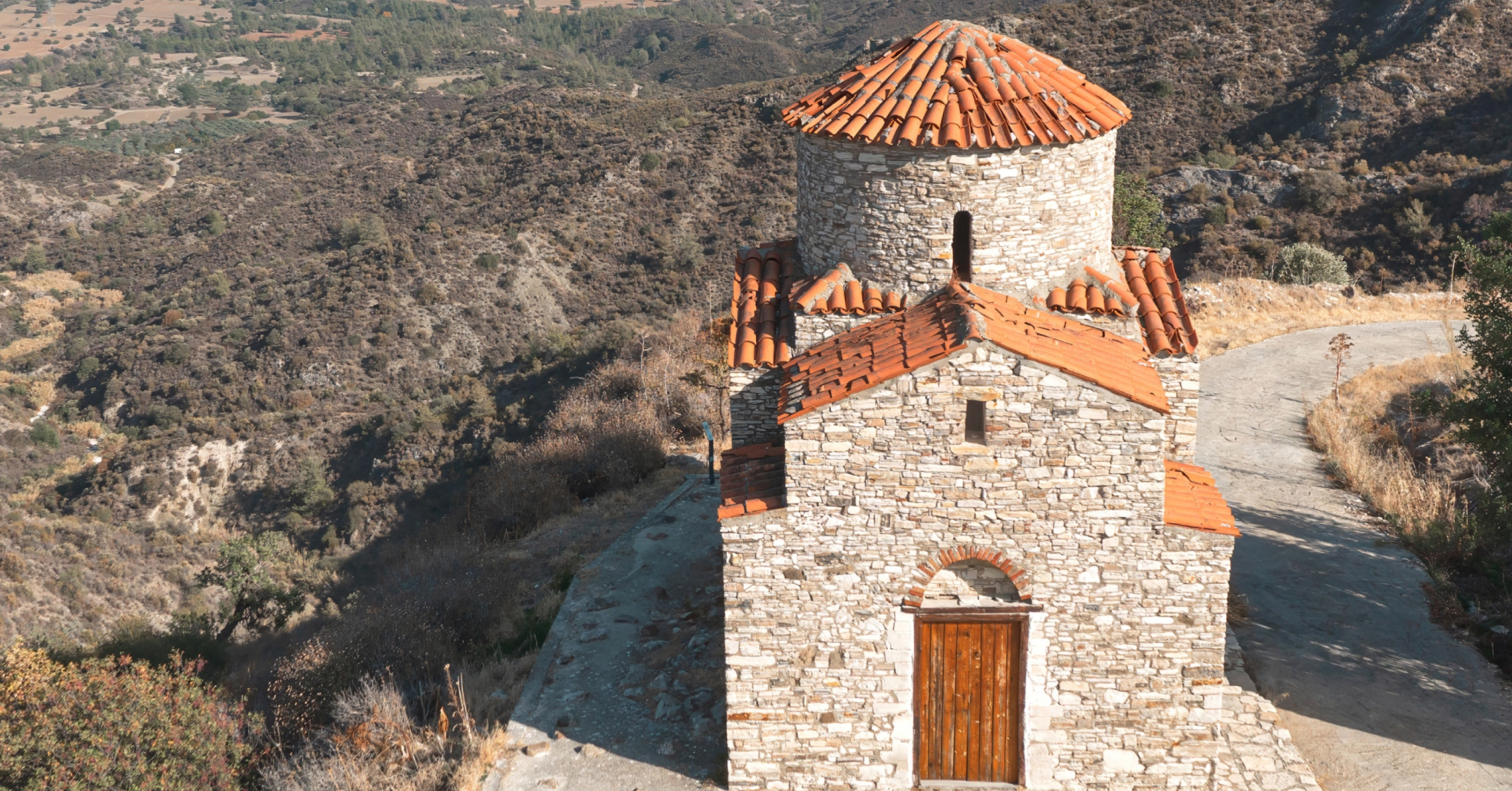 Build endurance while exploring countryside routes with immersive cycling workouts on the iFIT cardio app.