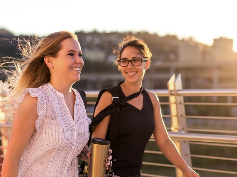 Zwei Frauen gehen spazieren.