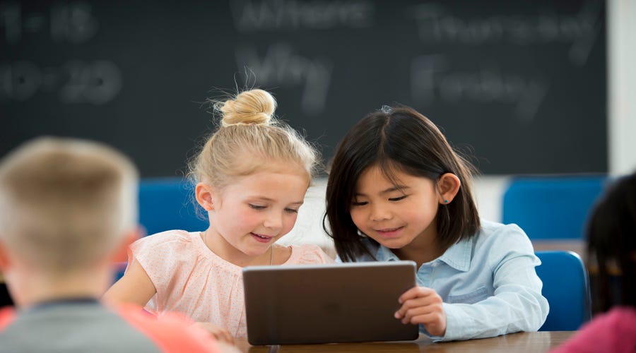 Zwei kleine Mädchen lernen online Englisch