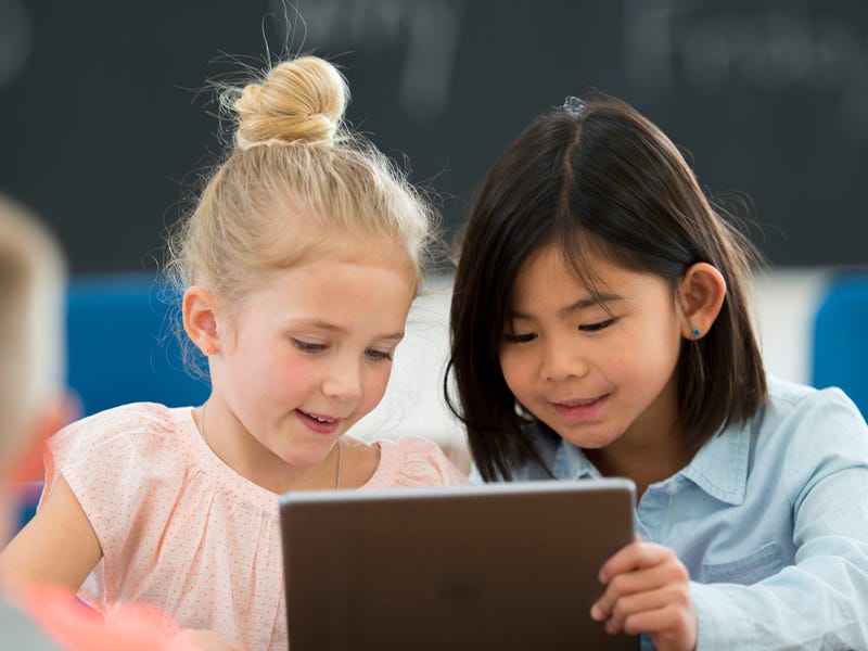 Zwei kleine Mädchen lernen online Englisch