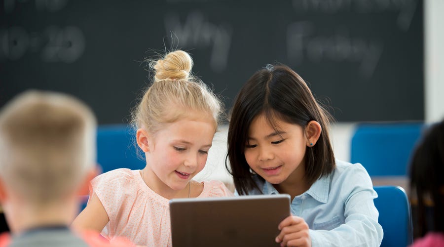 Zwei kleine Mädchen lernen online Englisch