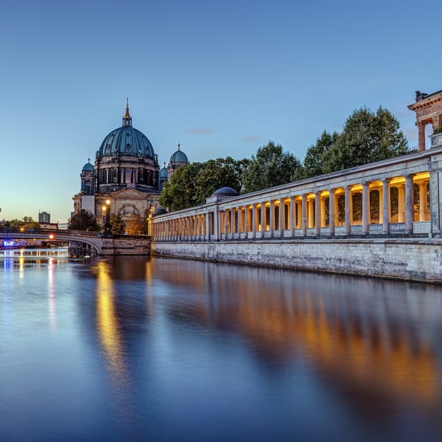 Blick von der Spree aus auf den Berliner Dom